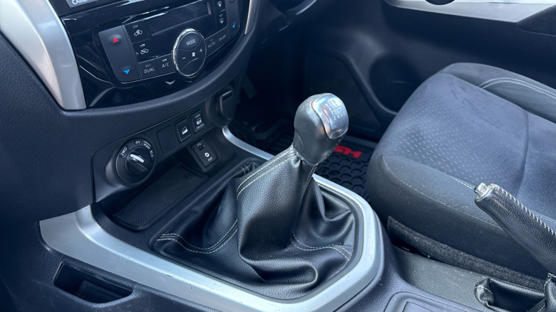 Nissan Navara Np300 Diesel Double Cab Pick Up N-Connecta 2.3dCi 190 4WD